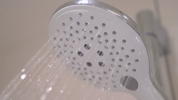 Σταγόνες Νερού Που Πέφτουν Από Κεφάλι Ντους Στο Μπάνιο Αργή — Αρχείο Βίντεο
