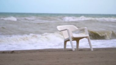 Plaj sandalyesi boş kumsalda salgın sırasında yavaş çekimde 180 fp.