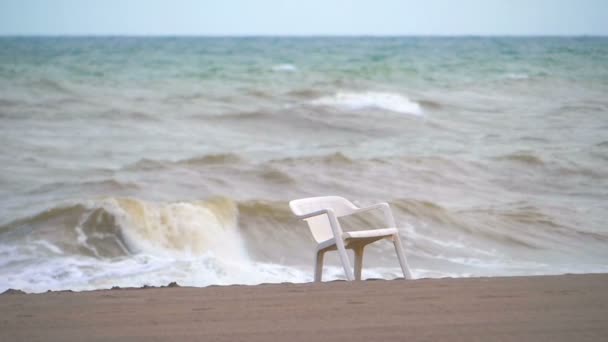 Strandstoel Het Lege Gesloten Strand Tijdens Pandemische Tijd Slow Motion — Stockvideo