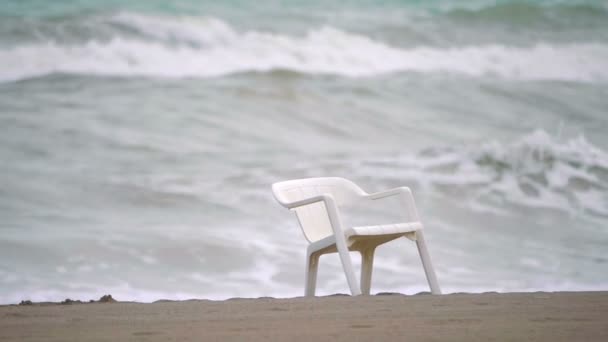 Cadeira Praia Praia Fechada Vazia Durante Tempo Pandemia Câmera Lenta — Vídeo de Stock
