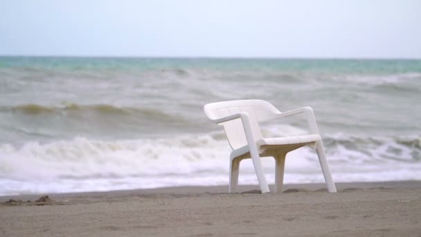 大流行期间 在空旷的封闭海滩上的海滩椅子慢动作180发 — 图库视频影像