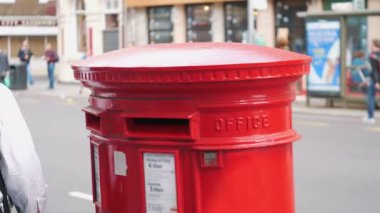 Londra caddesinde kırmızı posta kutusu 4k yavaş çekim 60fps