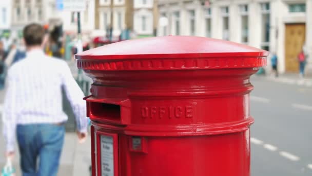 Roter Briefkasten Der Londoner City Street Zeitlupe 60Fps — Stockvideo