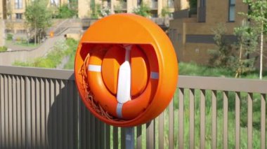 Şehrin göl kıyısındaki can simidi 4k yavaş çekimde 60fps