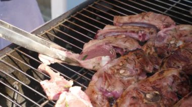 Yavaş çekimde ızgarada kızarmış lezzetli et. 180 fps.