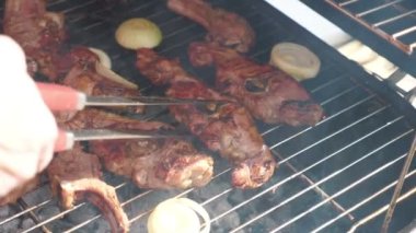 Yavaş çekimde ızgarada kızarmış lezzetli et. 180 fps.