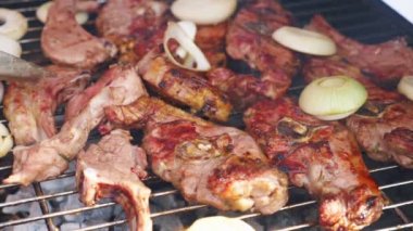 Yavaş çekimde ızgarada kızarmış lezzetli et. 180 fps.
