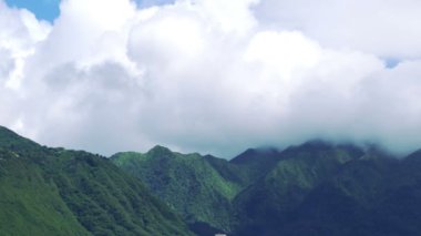 Hawaii dağlarının üzerinden 4 km hızla geçen bulutlar.
