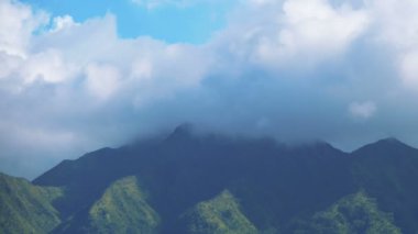Hawaii dağlarının üzerinden 4 km hızla geçen bulutlar.