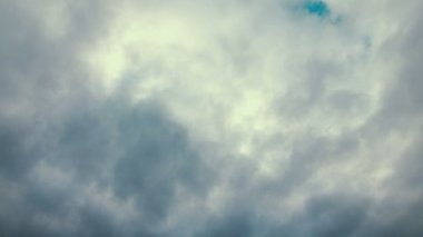 Fırtınalı karanlık bulutların 4K 'daki değişiminin hızlandırılmış videosu