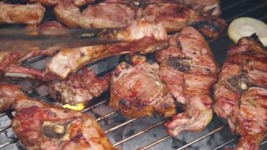 Yavaş çekimde ızgarada kızarmış lezzetli et. 180 fps.