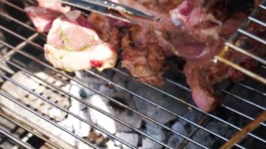 Yavaş çekimde ızgarada kızarmış lezzetli et. 180 fps.