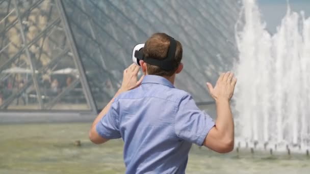 在巴黎市中心 一个戴着虚拟现实眼镜的男人 以4K慢动作60英尺的速度 — 图库视频影像