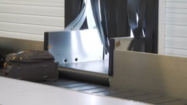 Bavullar ve çantalar 4k ağır çekim 60fps bagaj atlıkarıncaya.