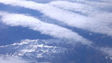 Dağ pirenlerinin üzerindeki hava görüntüsü 4k aralığında.