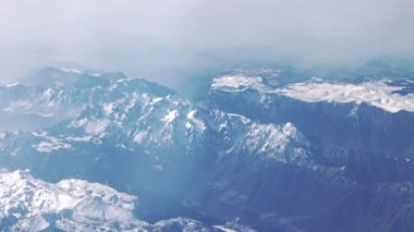 Dağ pirenlerinin üzerindeki hava görüntüsü 4k aralığında.
