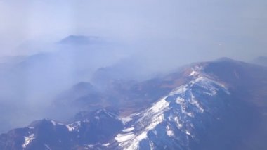 Dağ pirenlerinin üzerindeki hava görüntüsü 4k aralığında.
