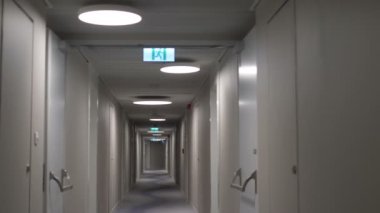 Boş koridorda 4 km yavaş çekimde yürüyorum. 60 fp.
