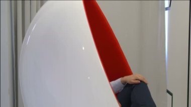Domuz maskeli bir adam hayır diyor. Ağır çekimde 60 fp.