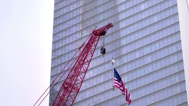Drapeau Des États Unis Agitant Sur Grue Construction New York — Video