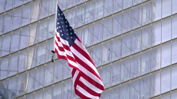 Drapeau Des États Unis Agitant Sur Grue Construction New York — Video