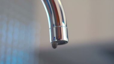 Ağır çekimde musluktan su damlıyor 180 fp
