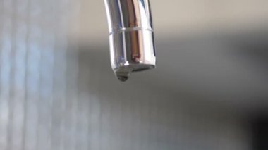 Ağır çekimde musluktan su damlıyor 180 fp