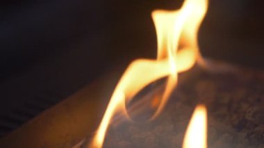 Ağır çekimde şöminede yangın 180 fps.