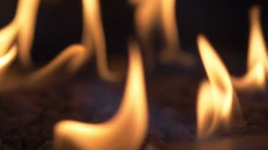 Ağır çekimde şöminede yangın 180 fps.