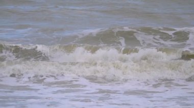 Okyanus kıyısında fırtınalı hava yavaş çekimde 180fps