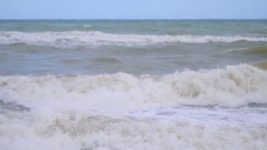 Okyanus kıyısında fırtınalı hava yavaş çekimde 180fps