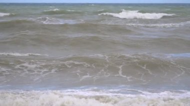 Okyanus kıyısında fırtınalı hava yavaş çekimde 180fps