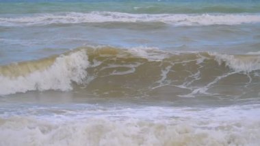 Okyanus kıyısında fırtınalı hava yavaş çekimde 180fps