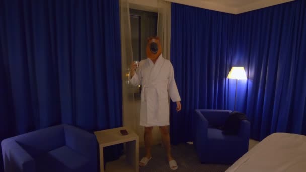 Man Hästmask Avslappnande Och Dricka Whisky Efter Arbete Slow Motion — Stockvideo