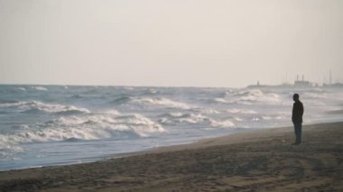 Okyanus kıyısında fırtınalı hava yavaş çekimde 180fps