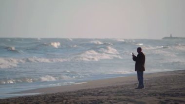 Okyanus kıyısında fırtınalı hava yavaş çekimde 180fps