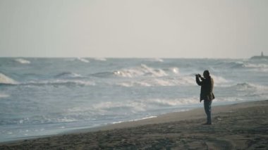 Okyanus kıyısında fırtınalı hava yavaş çekimde 180fps