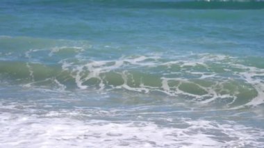 Ağır çekimde okyanus dalgaları 180 fps