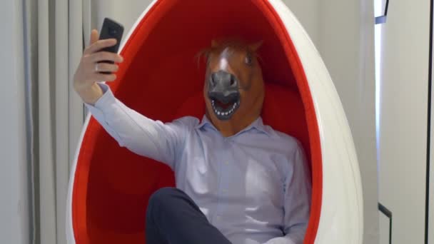 Hombre Máscara Caballo Tomando Selfie Cámara Lenta 60Fps — Vídeos de Stock