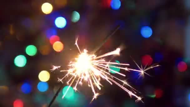 Brandende Bengaalse Vuur Vonken Onscherpe Kerstboom Achtergrond Slow Motion 60Fps — Stockvideo