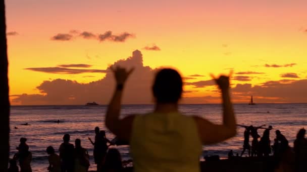 Vrouw Toont Het Shaka Hawaii Liefdessymbool Bij Zonsondergang Slow Motion — Stockvideo