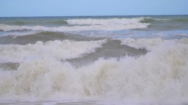 Okyanus kıyısında fırtınalı hava yavaş çekimde 180fps