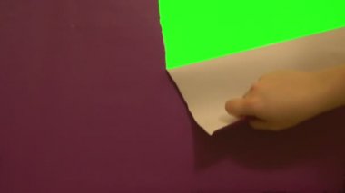 Yeşil ekranda Chroma Key ve Alpha Channel 4K ağır çekim 60fps ile dekoratif kağıt geçişi yırtılıyor