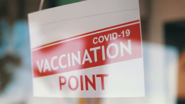 슬로우 60Fps Covid Vaccination Center 입구에 — 비디오