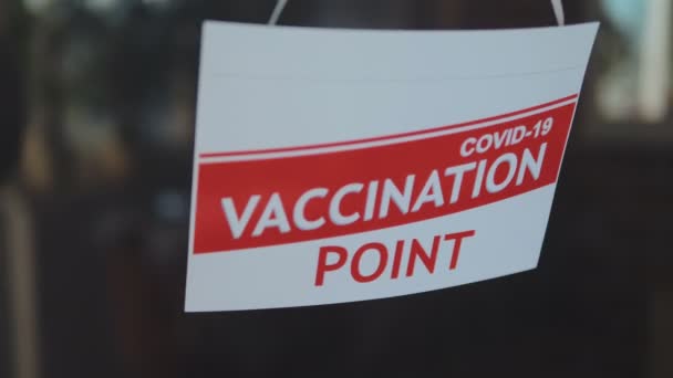 Informationsskylt Vid Ingången Till Vaccinationscentret Covid Slow Motion 60Fps — Stockvideo