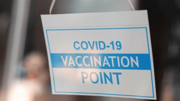 Інформаційний Знак Вході Центру Вакцинації Ковід Повільне Переміщення 60Fps — стокове відео
