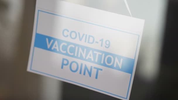 Covid 19疫苗接种中心入口4K慢动作60Fps的信息标志 — 图库视频影像