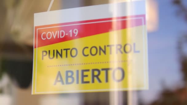 Informationsschild Eingang Zum Covid Spanish Testing Center Zeitlupe 60Fps — Stockvideo
