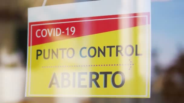 4Kスローモーション60FpsでCovid 19スペイン語テストセンターへの入り口の情報サイン — ストック動画