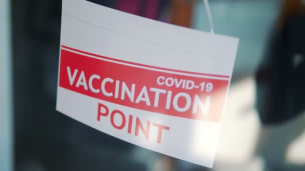 슬로우 60Fps Covid Vaccination Center 입구에 — 비디오